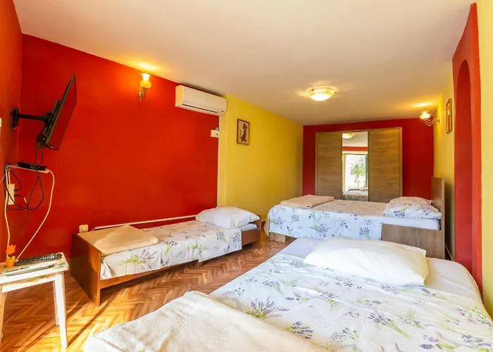 Lovely Apartment In Omis With Kitchen