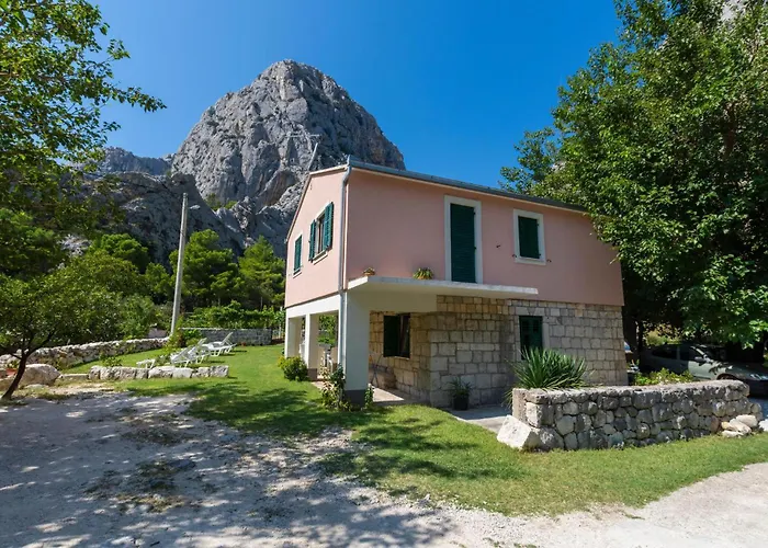 Lovely Apartment In Omis With Kitchen