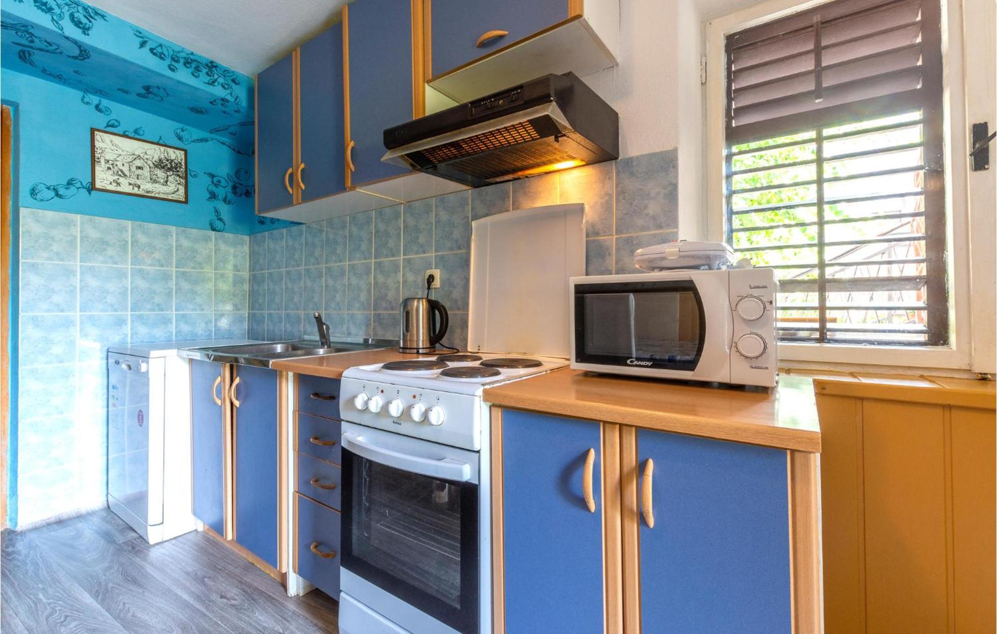 Lovely In With Kitchen * Omis